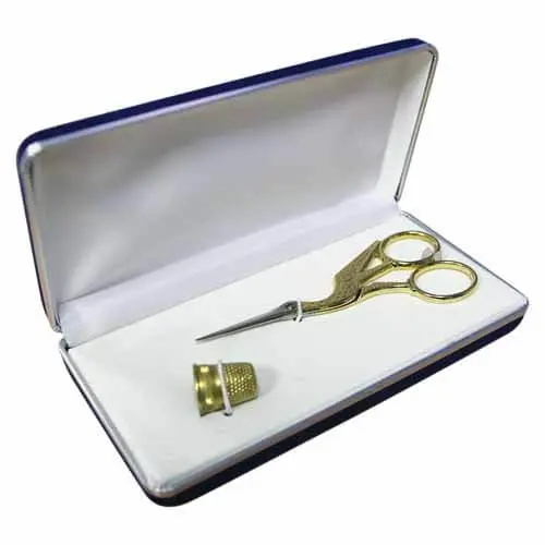 Tijera dorada para bordar y dedal, en caja de regalo