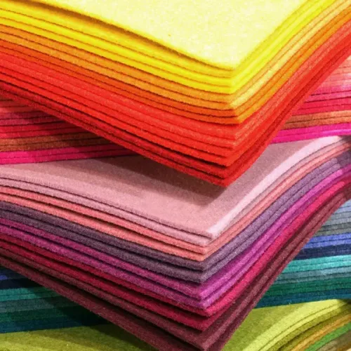 Fieltro de diferentes gramajes, variedad de colores