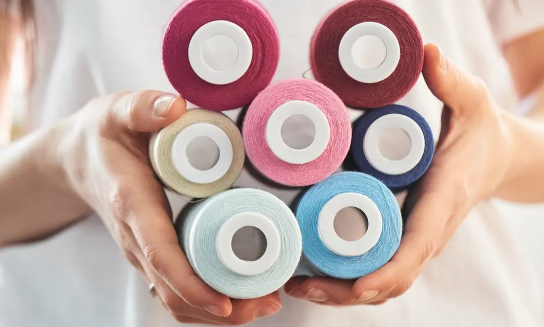 Consumibles: conos de hilos, fieltros, entretelas y parches especiales