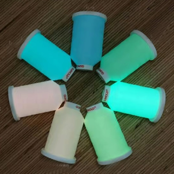 Hilo luminoso GLOWY/FLUOR para bordar de Gunold